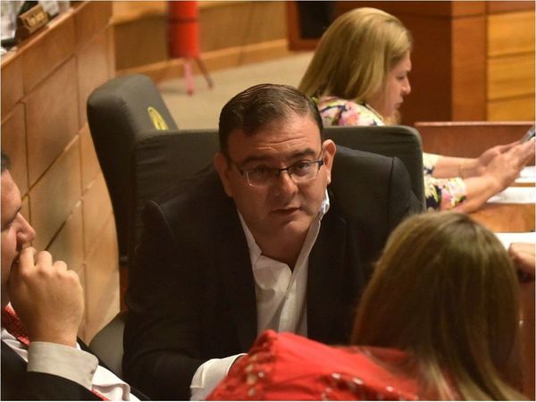 Rivas operó para blanquear a su esposa y quiso renunciar a su banca