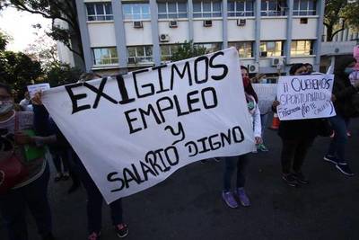 Enfermeros capacitados por Becal piden ser contratados y anuncian manifestación frente al Ministerio de Salud » Ñanduti