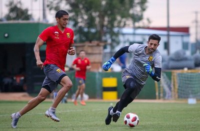 Guaraní asegura continuidad de dos futbolistas y Costas ya tiene plantel completo