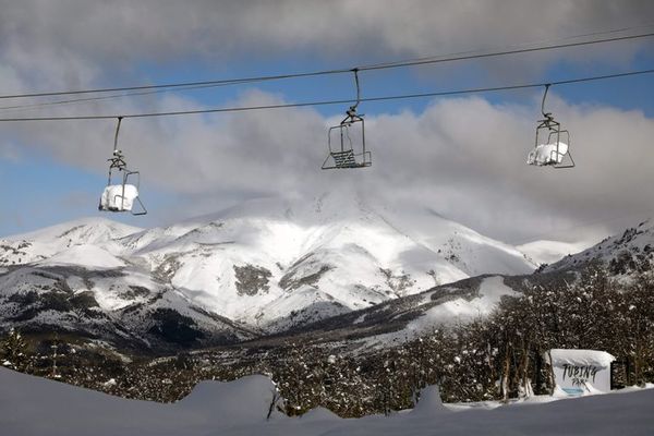 Bariloche bajo nieve pero despojada de turistas - Viajes - ABC Color