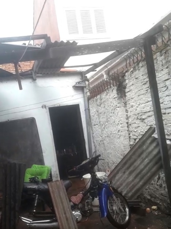 Barrio San Luis: Viento hizo volar parte del techo de una casa » San Lorenzo PY