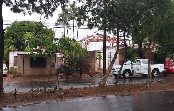 Antena de una radio cae durante tormenta