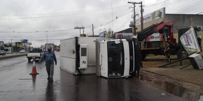 HOY / Vuelco de camión en la Transchaco: chofer quiso evitar atropellar a motociclista