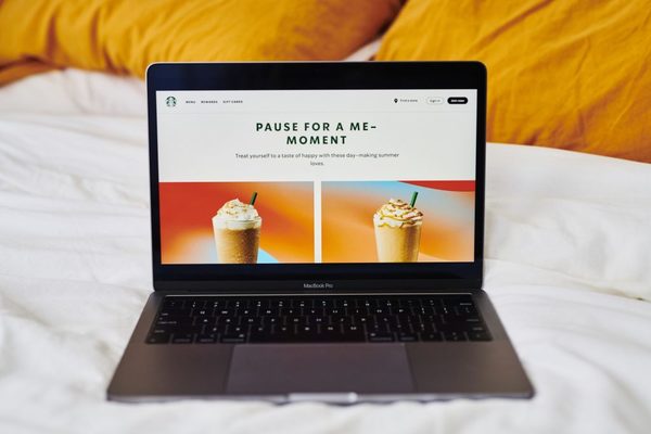 Starbucks pausará la publicidad en todas las plataformas de redes sociales