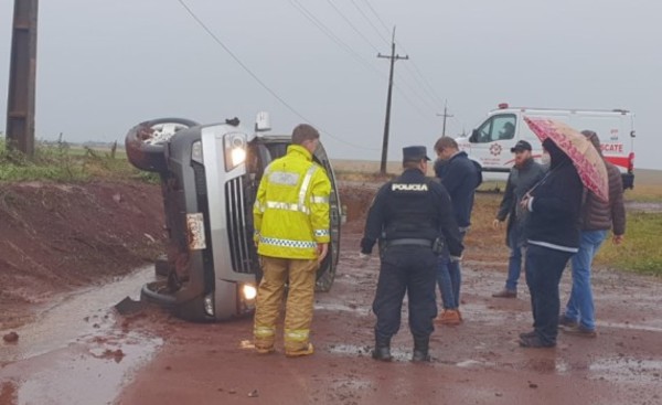 Camioneta vuelca a un costado de la ruta y conductor salió ileso