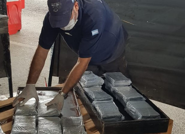Incautan camiones frigoríficos que transportaban casi 300 kilos de cocaína con destino a Chile