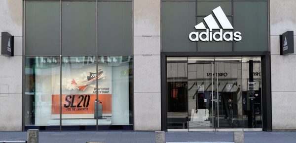 Adidas enfrenta caída con otras transacciones