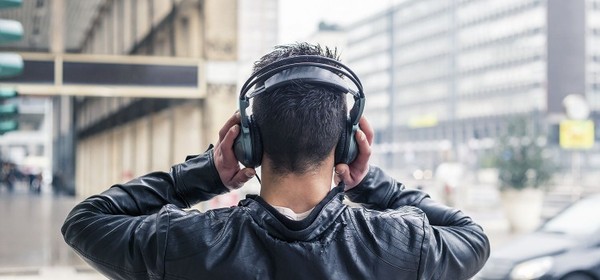 ¿Cómo afecta el uso de los auriculares al oído?