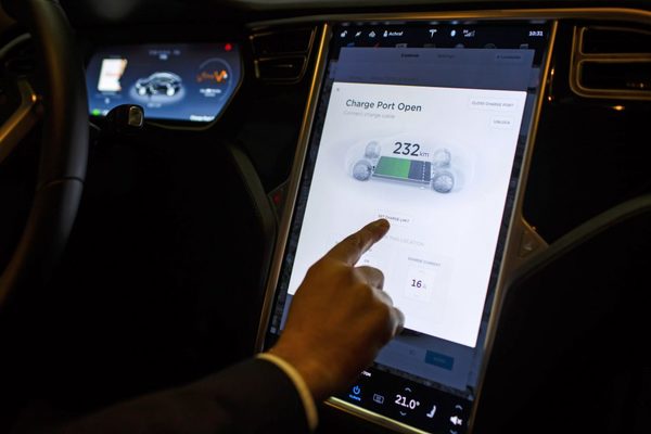 Regulador de seguridad de EE.UU. investiga pantalla de Tesla