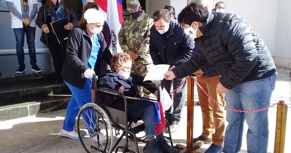 Abuelitos, libres de COVID-19, abandonan albergue en San Bernardino