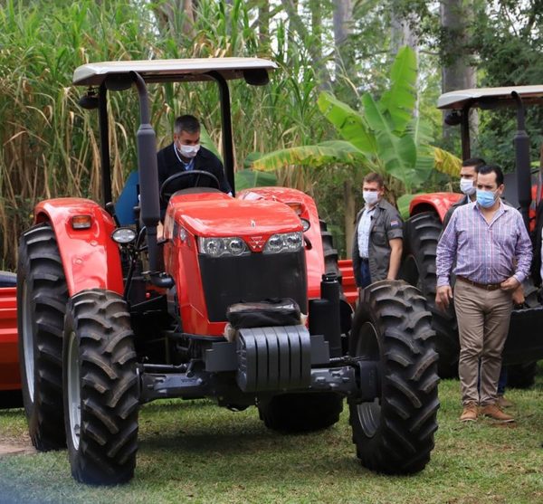 Entregan maquinarias para impulsar agricultura de conservación