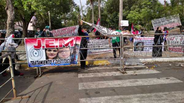 Exigen destitución de jueces por dar arresto domiciliario a un condenado por abuso sexual: "Liberaron a un violador" » Ñanduti