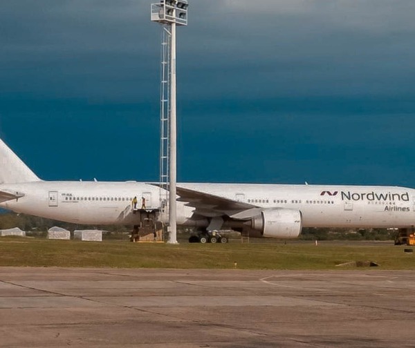 Arribó otro avión con insumos médicos