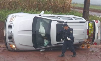 Pista resbaladiza causa vuelco de camioneta - ABC en el Este - ABC Color