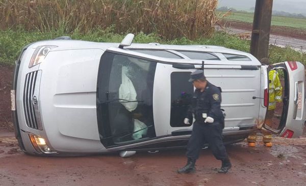 Pista resbaladiza causa vuelco de camioneta - ABC en el Este - ABC Color
