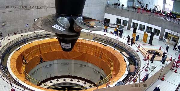 Instalan nueva turbina de 583 toneladas en la Central Hidroeléctrica de Yacyretá - El Trueno