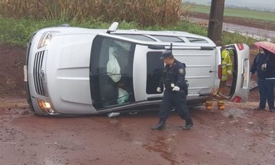 Vehículo vuelca en pista mojada
