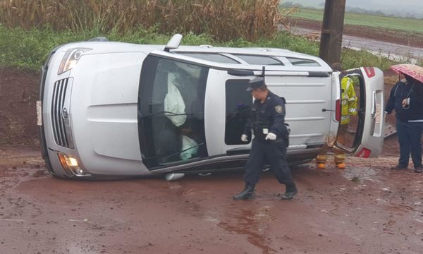 Vehículo vuelca en pista mojada