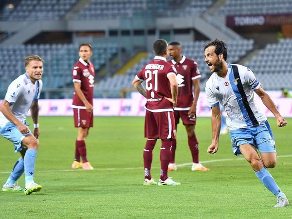 Lazio gana y mete presión