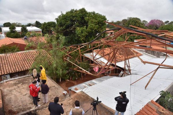 UNA ANTENA CAE ENCIMA DE VIVIENDAS TRAS TEMPORAL EN ÑEMBY