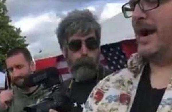 Sacha Baron Cohen se infiltra en una reunión de la ultraderecha y trollea a los asistentes - SNT
