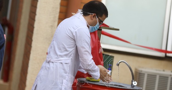 Fiscalía investiga a médico que asistió a su guardia pese a sospecha de COVID-19