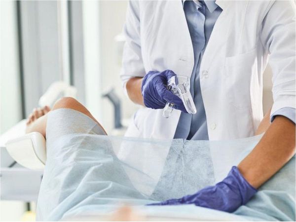 Mujer consultó por dolor abdominal y descubrió que tenía cáncer de testículos
