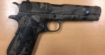 Incautan arma de fuego que pretendía ser ingresada al penal de Tacumbú