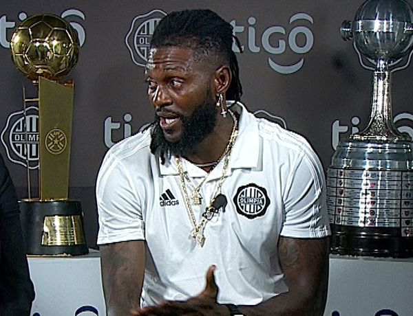 Olimpia y Adebayor rescinden contrato