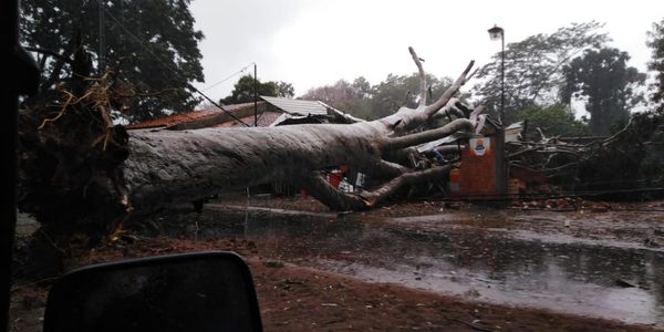 La SEN asiste a familias de Asunción, Central, Itapuá y Alto Paraná tras fuerte temporal » Ñanduti
