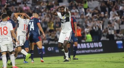 Cuatro partidos, 217 minutos y una expulsión: el paso de Adebayor por Olimpia