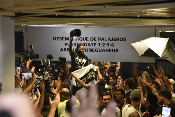 Olimpia hizo oficial la salida de Adebayor y así lo despidió - Megacadena — Últimas Noticias de Paraguay