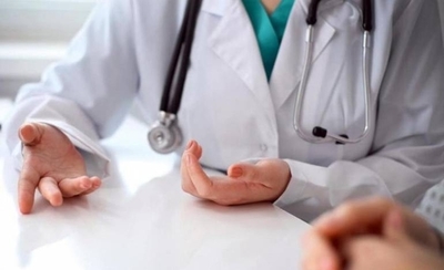 HOY / Médico contactó con contagiado, se negó al test y fue a atender pacientes: dio positivo a COVID