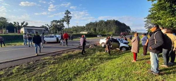Tres fallecidos en choque de dos automóviles en Santa Rosa del Mbutuy - Nacionales - ABC Color