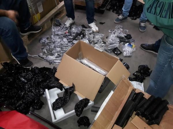 Incautan armas y accesorios en el aeropuerto Silvio Pettirossi - ADN Paraguayo