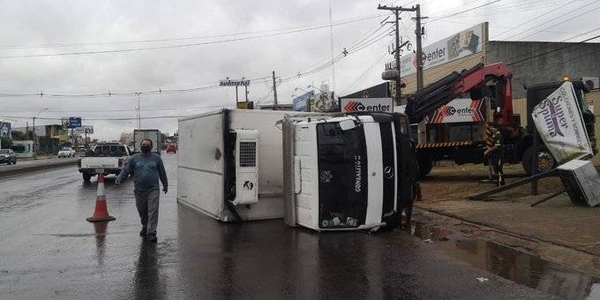 HOY / Camión repartidor de embutidos volcó sobre la Ruta Transchaco