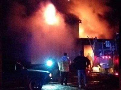 Bomberos trabajan para controlar incendio de gomería en Naranjito