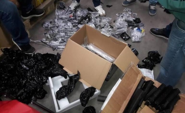 HOY / Descubren carga de accesorios para armas oculta entre conservadoras y un horno eléctrico
