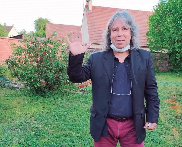 Arpista da conciertos en jardines de casas | Crónica