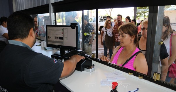 Turistas con documentos vencidos no abonarán multa a su salida