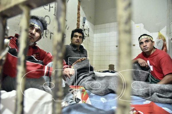Presos hacen huelga de hambre por condiciones deplorables de calabozo - Nacionales - ABC Color