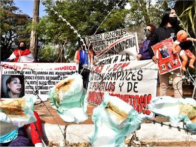 En medio de protestas destituyen a 2 camaristas que liberaron a abusador