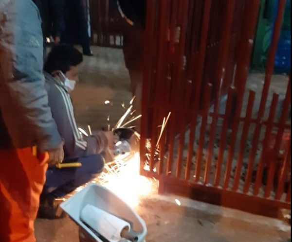 Despejan vereda en el mercado zonal de Ciudad del Este