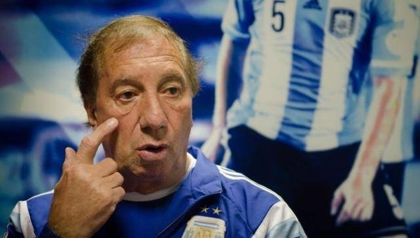 HOY / Carlos Bilardo "está bien" y no tiene COVID-19, aclaró su hermano