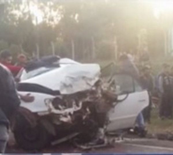 Tres muertos en colisión frontal de automóviles - Paraguay.com