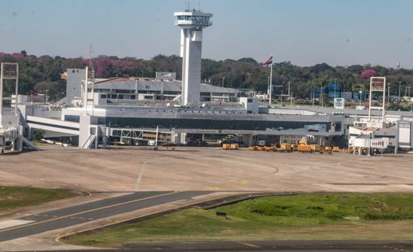Denuncian que 70 maleteros del aeropuerto fueron destituidos: “El Ministerio de Trabajo esta de balde” » Ñanduti