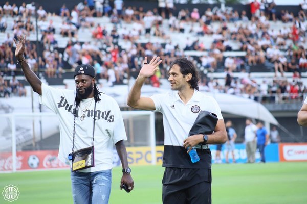 Adebayor respondió a la despedida de Olimpia