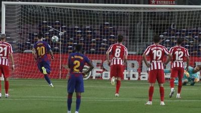 Con un penal a lo “Panenka”, Messi alcanza los 700 goles en su carrera