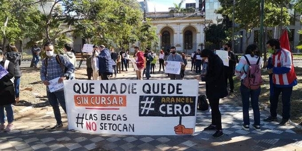HOY / Universitarios de la Universidad Nacional de Asunción protestan frente al Congreso por el recorte de presupuesto