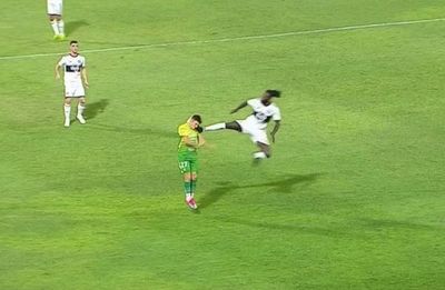 La patada voladora, la última imagen de Emmanuel Adebayor - Olimpia - ABC Color